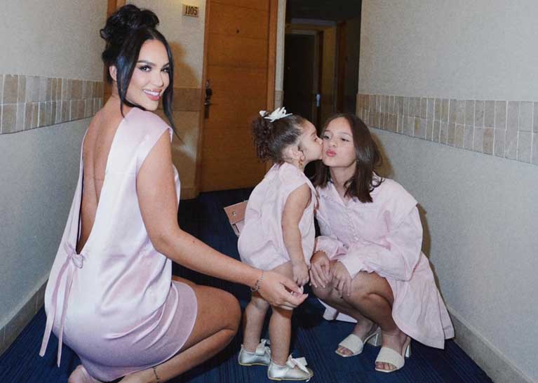 Andrea Valdiri With Daughters